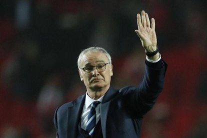Claudio Ranieri saluda a los aficionados del Leicester, el miércoles en el Sánchez Pizjuán.-REUTERS / JOHN SIBLEY