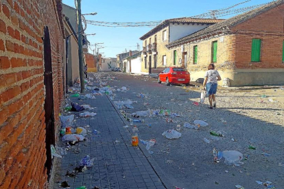 Una de las calles de la localidad con restos de basura del botellón.-EL MUNDO