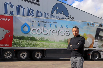 José Cobreros, responsable comercial de Lácteas Cobreros, en la fábrica y ante uno de los camiones que transportan sus productos.-J. L. C.