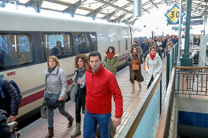 Un grupo de viajeros a su llegada a la estación del Campo Grande. en Valaldolid, procedentes de Madrid.-J.M. LOSTAU