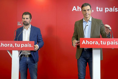 Luis Tudanca y Pedro Sánchez, durante su comparecencia ante los medios de comunicación tras la reunión de las ejecutivas federal y regional del PSOE.-ICAL