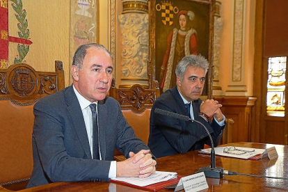 El concejal Antonio Gato y el director de la Fundación Santa María la Real, Juan Carlos Prieto.-E. M.