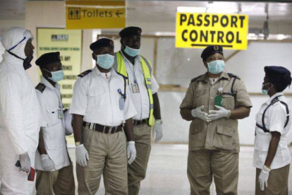 Miembros del servicio de salud nigerianos esperan en el aeropuerto internacional de Lagos, este lunes.-Foto: AP / SUNDAY ALAMBA