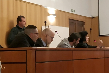 Los dos acusados, el reincidente al fondo a la derecha, en la vista de conformidad celebrada en la Audiencia de Valladolid. - EUROPA PRESS.