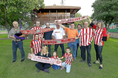 Los aficionados del Sporting posan en la sede del Centro Asturiano en Valladolid.-J.M.LOSTAU