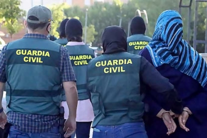 Agentes del Servicio de Información de la Guardia Civil detienen el pasado 11 de julio a la jihadista en Tudela. G.C.