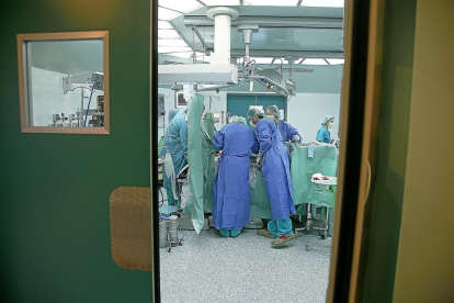 Intervención quirúrgica en el Hospital Clínico de Valladolid.