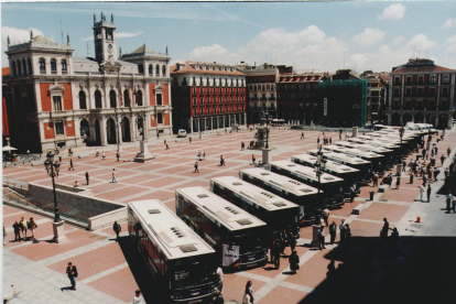 Exposición fotográfica que recorre la historia de los autobuses urbanos de Valladolid.- E. M.