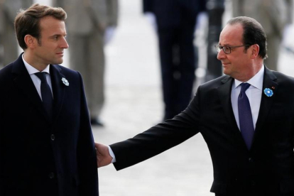 François Hollande y  Emmanuel Macron  durante una ceremonia por el Día de la Victoria.-REUTERS/ FRANCOIS MORI