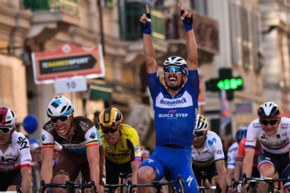 Julian Alaphilippe cruza victorioso la meta de la Milán-San Remo.-AFP / MARCO BERTORELLO