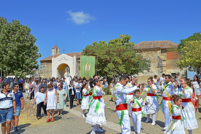 Varios grupos de bailes tradicionales amenizaron la procesión.-E. M.