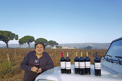 Ángel Anocíbar, enólogo de Abadía Retuerta, con las referencias de la bodega. / E. M.