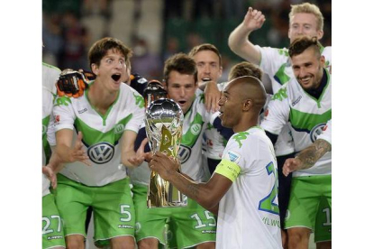 Los jugadores del Wolfsburg celebran la victoria ante el Bayern de Múnich en la Supercopa alemana.-Foto:   AP / MARTIN MEISSNER