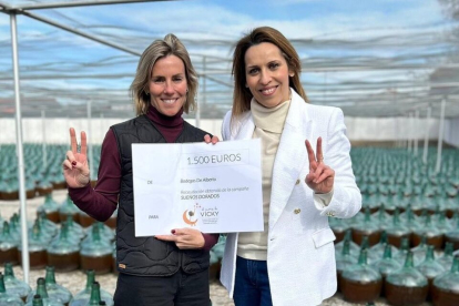 Alexandra Sannwald y Carmen San Martín tras la donación de 1.500 euros para investigación del cáncer infantil. / E.M.