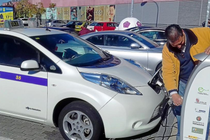 El taxista Roberto San José con su Nissan Leaf cien por cien eléctrico reposta en el CDO Covaresa.-E. M.