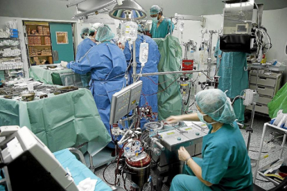 Enfermeras y médicos durante una operación.