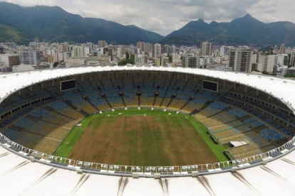 El estadio de Maracaná, con el césped amarillento por el abandono, también tiene la luz cortada por impago.-AFP / VANDERLEI ALMEIDA
