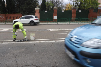 Comienzan las obras para retirar el carril bici de la Avenida Gijón. -PHOTOGENIC