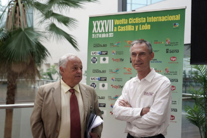 El consejero de la Junta Santonja y Lale Cubino, director de la Vuelta a Castilla y León, junto al cartel de la ronda. / ICAL