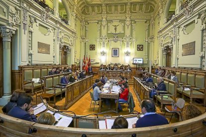 Pleno en el Ayuntamiento de Valladolid, con el crucifijo que preside el salón.-E. M.