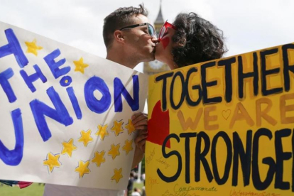 Una pareja se besa en una cadena de besos organizada por la campaña del 'Remain'-AFP