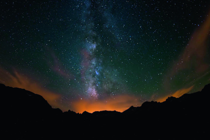 Imagen nocturna de la montaña durante una actividad de observación de estrellas. / E.M.