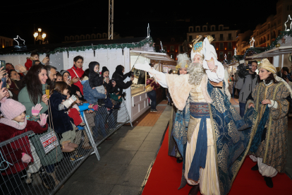 Los Reyes Magos llenan de ilusión las calles de Valladolid.-ICAL