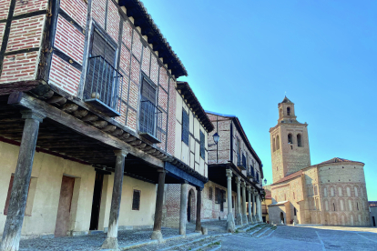 Plaza porticada de la villa de Arévalo con la iglesia de Santa María la Mayor en el fondo de la imagen. / e.m.