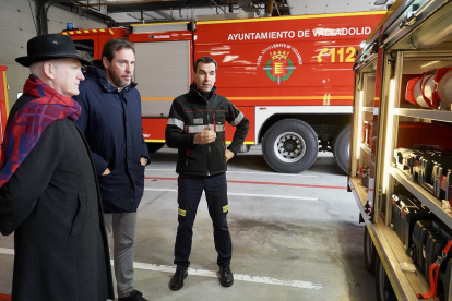 Puente, durante la presentación de los nuevos vehículos en enero con el concejal Alberto Palomino y el jefe de bomberos.- E. M.
