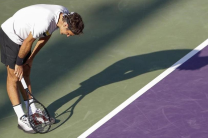 Roger Federer parece lamentarse tras perder un punto ante Thanasi Kokkinakis en el torneo de Miam-EFE