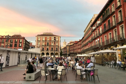 Clientes en la terraza de  un establecimeinto la plaza Mayor de Valladolid. ICAL