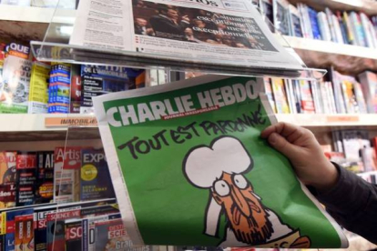 Un hombre mira su ejemplar de 'Charlie Hebdo', frente a un quiosco de Montpellier.-Foto:  AFP / PASCAL GUYOT