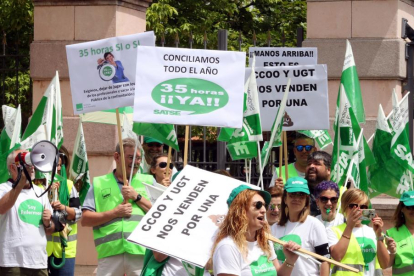 Medio centenar de personas pertenecientes al sindicato de Enfermería Satse de Castilla y León, se concentra frente a la sede de la Presidencia de la Junta para exigir las 35 horas para los profesionales sanitarios y sociosanitarios de l-Rubén Cacho / ICAL