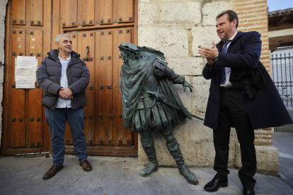 El escultor Miguel Ángel Tapia y el alcalde de Valladolid Óscar Puente inauguran la estatua de Don Juan Tenorio. ICAL