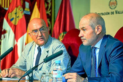 Jesús Julio Carnero y Víctor Caramanzana ayer, durante la presentación del plan en el Palacio de Pimentel.-EL MUNDO