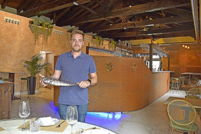 Quico Requejo sostiene uno de sus pescados en el interior del restaurante de La Maruquesa. - E.M.