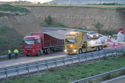 El vuelco de un camión en la A-62 en Tordesillas corta el enlace con la A-6. -PHOTOGENIC