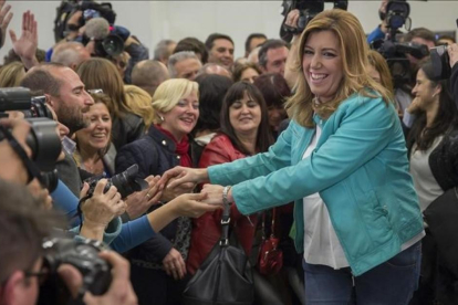 La presidenta andaluza, Susana Díaz, celebra su victoria en las elecciones autonómicas de 2015 luciendo la chupa turquesa.-JULIO MUÑOZ