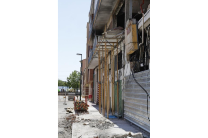 Trabajos de apeo del edificio de la calle Goya siniestrado el pasado 1 de agosto. -PHOTOGENIC