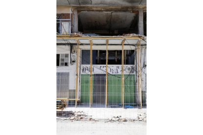 Trabajos de apeo del edificio de la calle Goya siniestrado el pasado 1 de agosto. -PHOTOGENIC