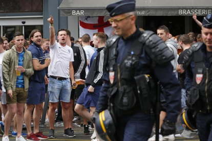 La policía vigila a unos 'hooligans' británicos en Lille.-AP