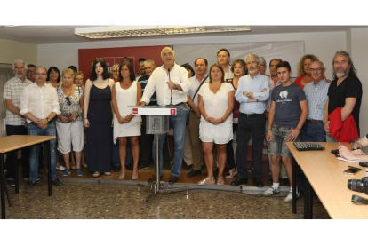 El ex concejal del PSOE en el Ayuntamiento de Palencia Agustín Martínez presenta en rueda de prensa su candidatura a dirigir el partido en la provincia.-ICAL