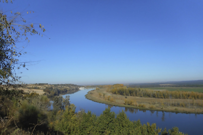 Vista del meandro del río Duero desde el Parque de la Muela en Castronuño, en la provincia de Valladolid donde conforma una Reserva natural. / E.M.