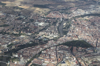 Vista aérea del centro y algunos de los barrios de Valladolid.-J.M. LOSTAU