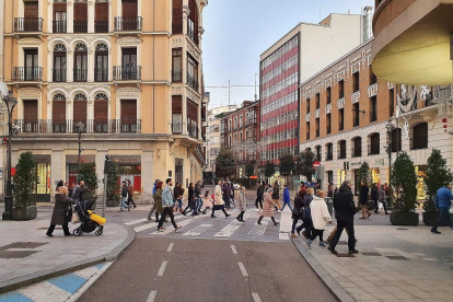 Paso peatonal con semáforo en el cruce de Claudio Moyano con la calle Santiago.-PHOTOGENIC / PABLO REQUEJO