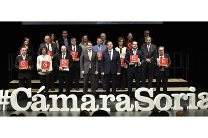 Foto de familia de los premiados por el centenario de sus empresas en la Gala del 120 aniversario de la Cámara de Soria.-VALENTÍN GUISANDE