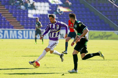 Rennella avanza con el balón el día de su debut frente al Córdoba.-Miguel Ángel Santos