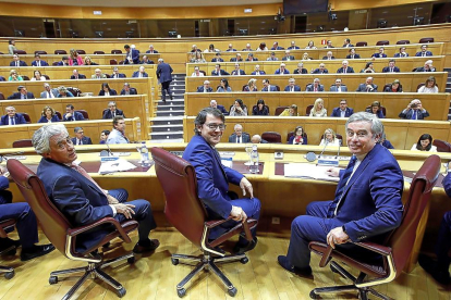 Mañueco y  Barreiro al comienzo de la reunión del grupo de senadores del PP-ICAL