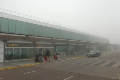 El aeropuerto de Villanubla (Valladolid) en un día de niebla-Montse Álvarez