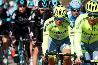 Alberto Contador, en el centro, en plena etapa de la París-Niza.-AFP / KENZO TRIBOUILLARD